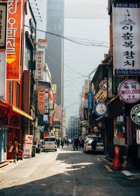 爱情喜剧电影海报，男女主角在城市咖啡馆相遇，暖橙色调温馨浪漫