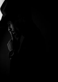 犯罪惊悚剧封面，黑暗室内昏黄灯光下一张神秘的线索地图，悬疑氛围浓厚