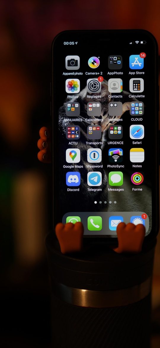 看片狂人 App 播放器界面，画面占据屏幕主体，底部是细长的进度条与倍速按钮，右上角浮着一枚清晰度切换标签