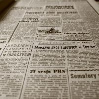 编辑在纸上画出一张来源关系草图，用箭头把公开页面与条目一一连线，桌面散落着便签